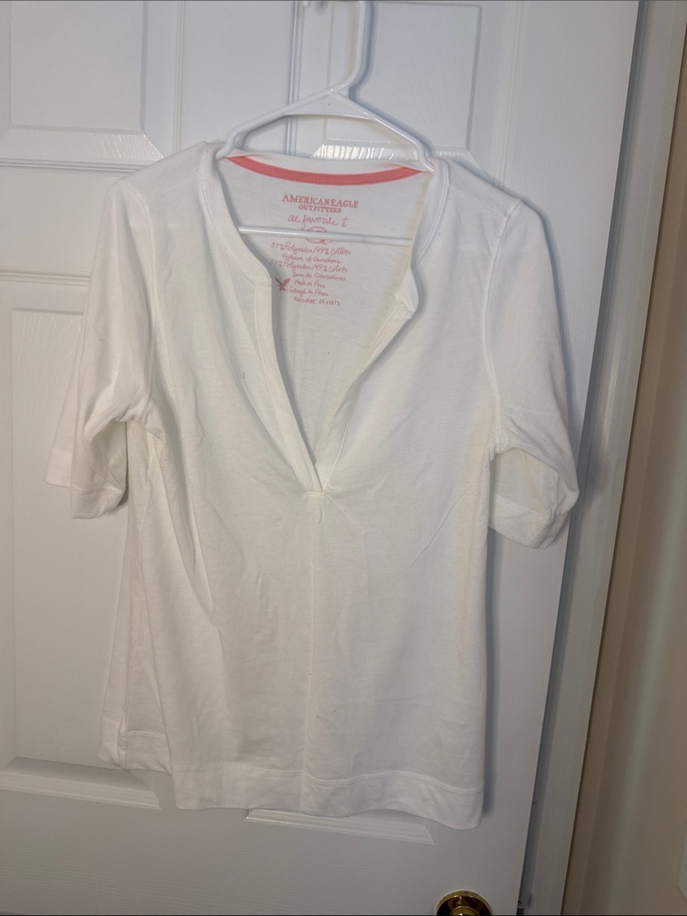 AE American Eagle "Favorite T" White Split Neck 3/4 Sleeve Top